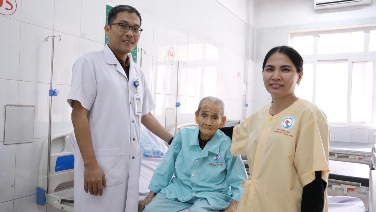 Phẫu thuật thay khớp háng bán phần cho cụ bà 106 tuổi