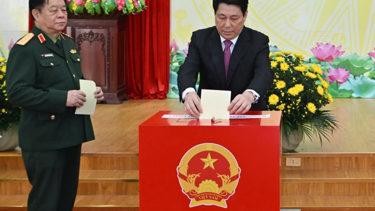 Chủ tịch nước Lương Cường bỏ phiếu tại Khu vực bỏ phiếu số 26, phường Hoàn Kiếm, Hà Nội