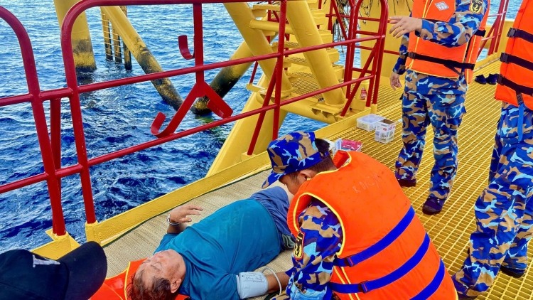 Nhà giàn DK1/11 cấp cứu kịp thời ngư dân nghi tai biến trên biển