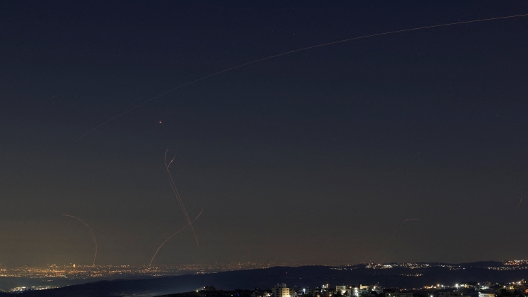 Iran đẩy mạnh tấn công trả đũa, cảnh báo người Mỹ không còn được an toàn