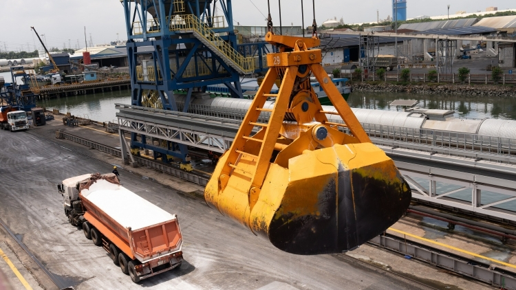 Trung Quốc siết chặt xuất khẩu phân bón, gây thêm sức ép nguồn cung toàn cầu