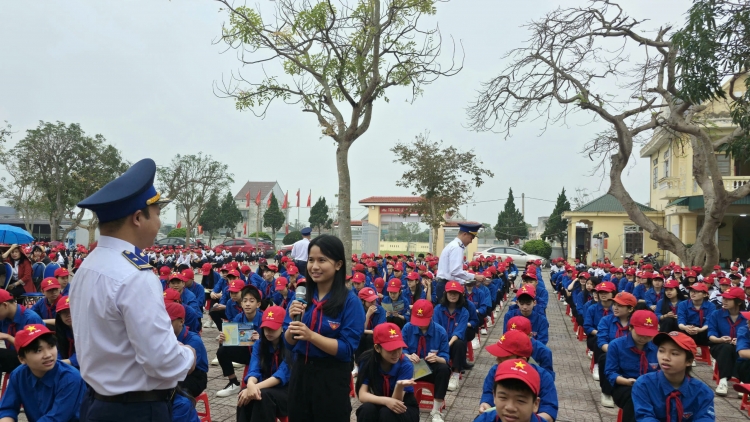 Hải đội 102 Cảnh sát biển tuyên truyền biển đảo cho hơn 1.000 giáo viên, học sinh
