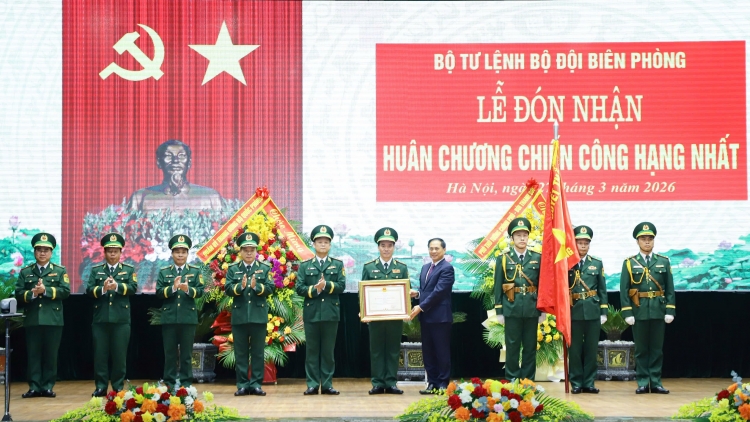 Phó Thủ tướng Bùi Thanh Sơn trao huân chương Chiến công hạng Nhất cho Bộ đội Biên phòng