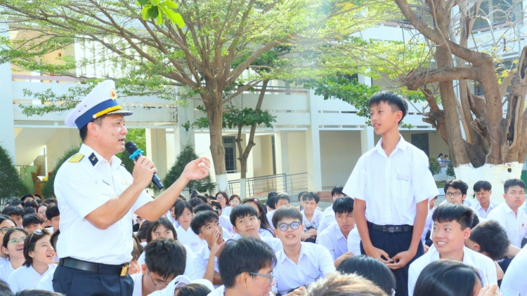 Hơn 1.000 giáo viên và học sinh được tuyên truyền về biển, đảo Việt Nam