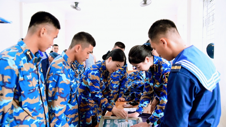 “Khâu áo chiến sĩ” – Phụ nữ Vùng 1 Hải quân đồng hành cùng chiến sĩ mới