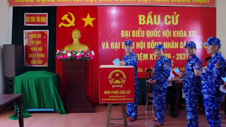 Cán bộ chiến sĩ Vùng Cảnh sát biển 2 thực hiện quyền bầu cử trên biển và đất liền
