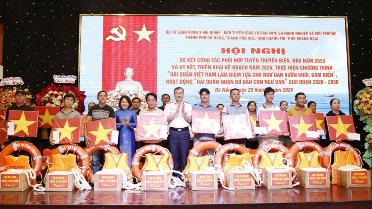 Vùng 3 Hải quân phối hợp đẩy mạnh tuyên truyền biển, đảo và hỗ trợ ngư dân vươn khơi bám biển