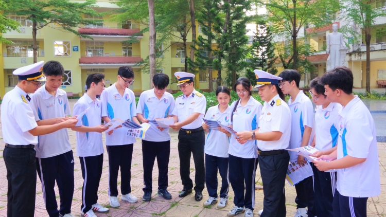 Học viện Hải quân tư vấn tuyển sinh cho hơn 2.000 học sinh tại Cà Mau