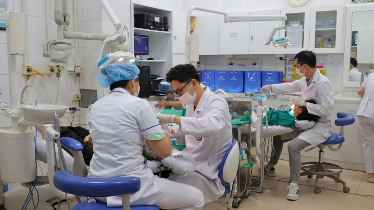 Chủ động phòng ngừa biến chứng răng miệng từ Chương trình khám, tư vấn miễn phí răng miệng 