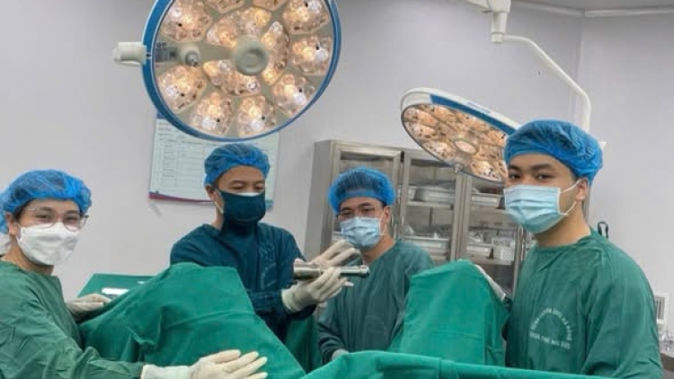 Can thiệp thành công bệnh nhân 15 tuổi có dị vật kim loại lớn phức tạp tại trực tràng