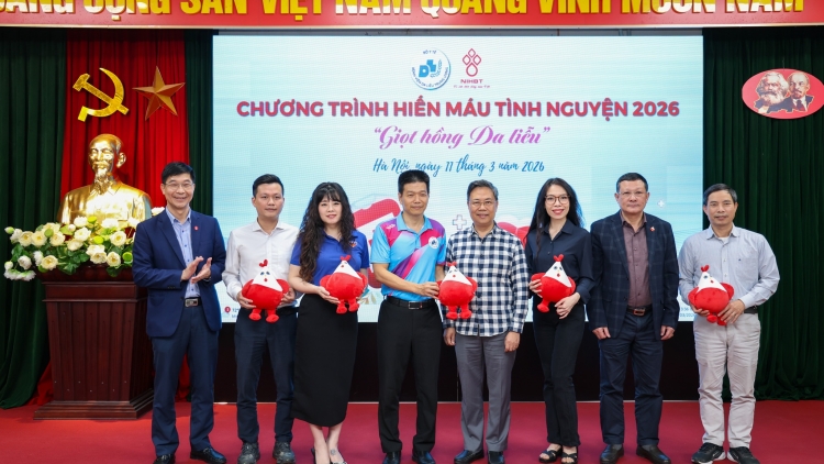 Khi các thầy thuốc hiến máu cứu người