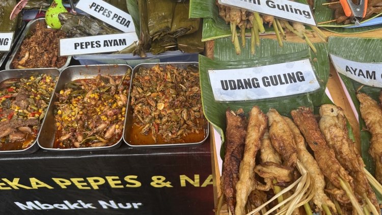 Khám phá chợ ẩm thực cho bữa ăn “xả chay” trong tháng lễ Ramadan tại Indonesia