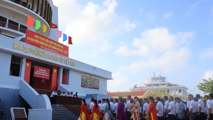 Cử tri Đặc khu Trường Sa nô nức tham gia bầu cử sớm