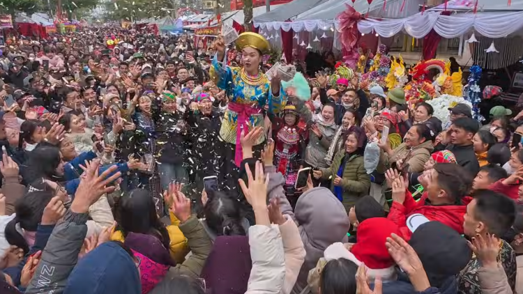 Ném tiền nơi lễ hội: Tín ngưỡng, thói quen hay lệch chuẩn?