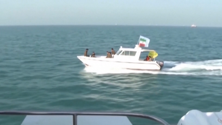 Iran cảnh báo người dân UAE rời các cảng biển