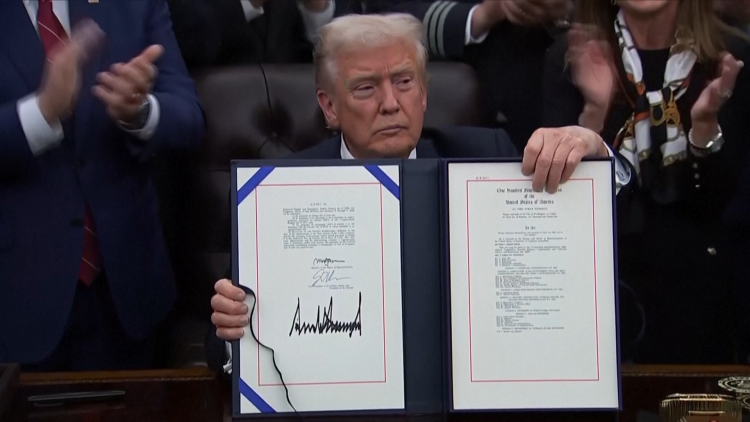 Vì sao chữ ký của Tổng thống Trump được in lên tiền giấy của Mỹ