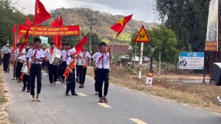 Hàng trăm học sinh miền núi Lâm Đồng diễu hành cổ động ngày bầu cử
