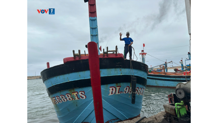 Ngư dân Đắk Lắk về bờ chuẩn bị đi bỏ phiếu bầu cử