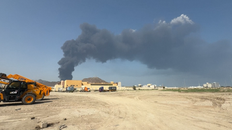 Cảnh báo nguy cơ sức khỏe từ những cơn “mưa đen” sau các đợt không kích vào cơ sở dầu mỏ ở Iran