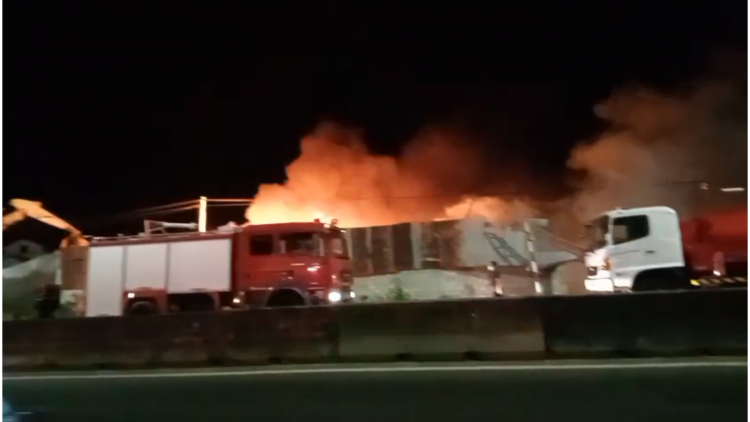 Khống chế đám cháy khu vực tập kết phế liệu ở Lâm Đồng