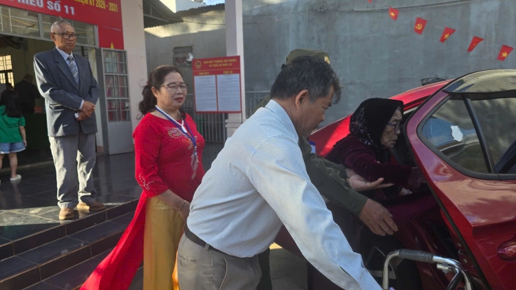 Ở tuổi 105, Mẹ Việt Nam Anh hùng tại Đắk Lắk vẫn tự tay bỏ phiếu bầu cử