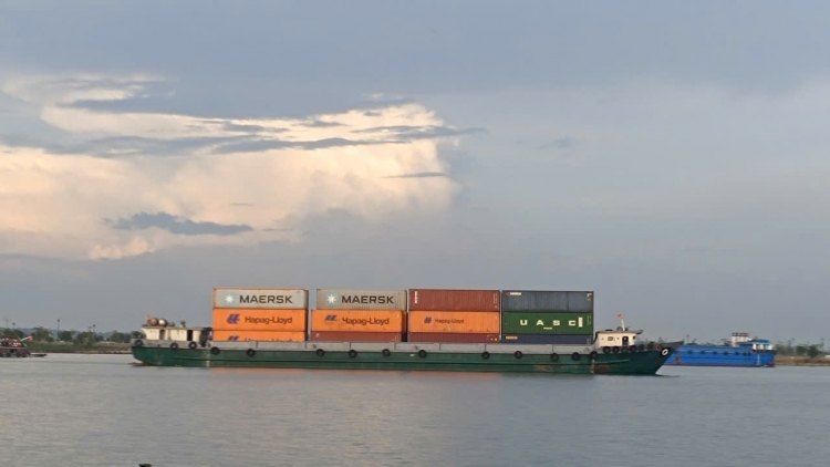 Ngành nông nghiệp chịu sức ép chi phí từ nhà máy đến ruộng đồng.