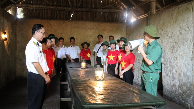 Tuổi trẻ, phụ nữ Trung tâm BĐKT hành quân về nguồn tại Địa đạo Củ Chi