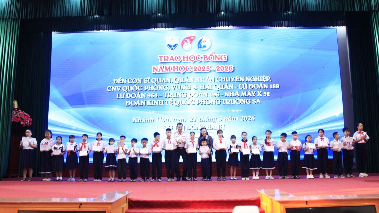 Vùng 4 Hải quân phối hợp trao Học bổng Vừ A Dính tiếp sức con em gia đình quân nhân