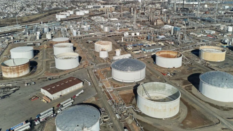 Giá xăng tăng vọt sau cảnh báo cứng rắn của ông Trump nhằm vào mỏ khí đốt Iran