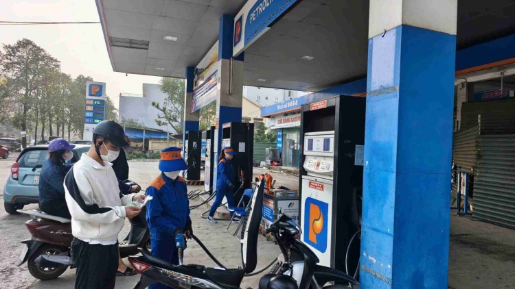 Thủ tướng: Không để xảy ra tình trạng cửa hàng bán lẻ xăng dầu dừng bán hàng không có lý do