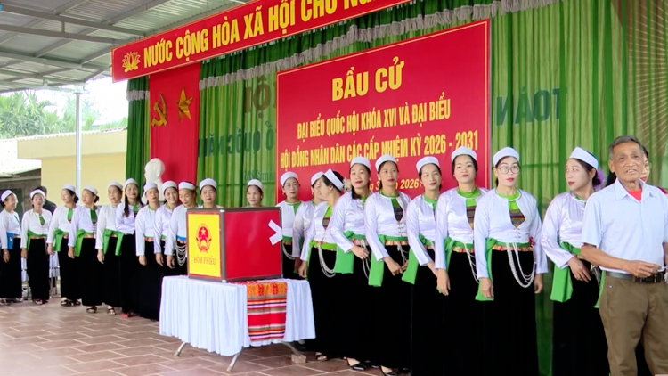 Sắc màu trang phục dân tộc rực rỡ trong ngày hội bầu cử ở vùng cao Phú Thọ