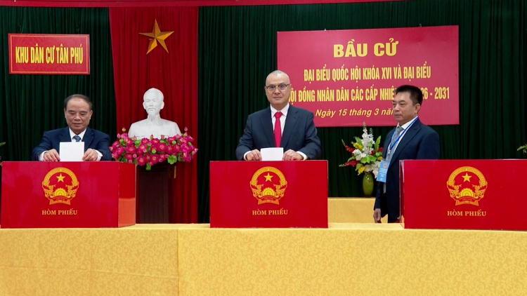 Từ thành thị đến miền núi Phú Thọ: Lãnh đạo tỉnh cùng cử tri nô nức đi bầu cử