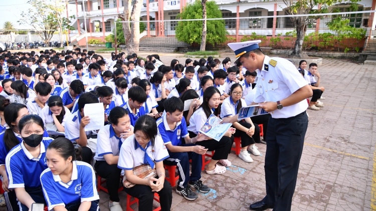 Lữ đoàn 175 đẩy mạnh tuyên truyền, thu hút nguồn nhân lực Hải quân năm 2026