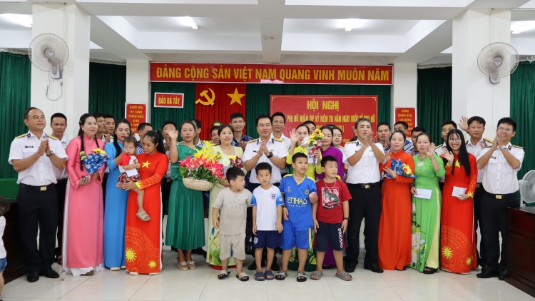 Những "bông hoa" ở Đặc khu Trường Sa vững vàng nơi đầu sóng