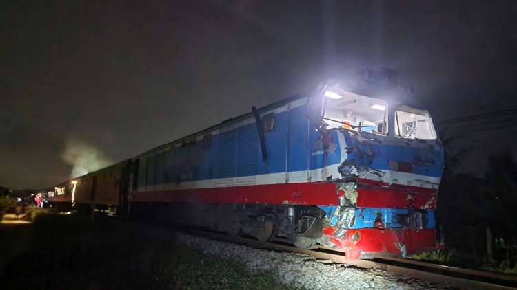 Tàu SE8 va chạm xe tải ở Quảng Ngãi, hai tài xế bị thương