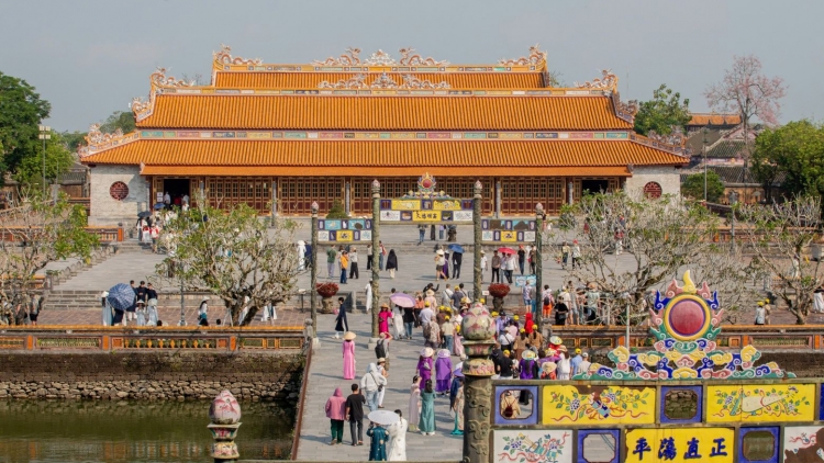 Huế: Đông đảo du khách tham quan di tích dịp kỷ niệm Ngày Giải phóng Huế
