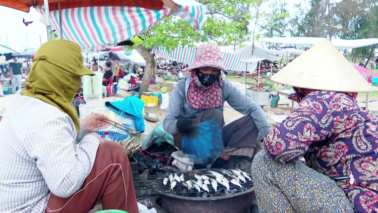 Nghệ An: Du khách đổ xô về biển Diễn Kim thưởng thức cá trích nướng