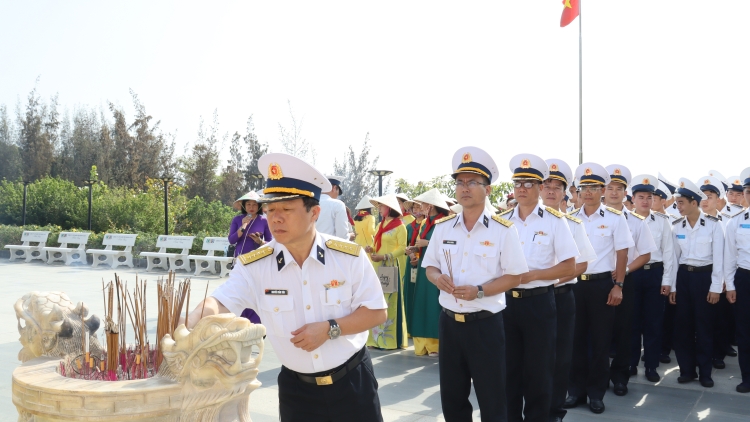 Học viện Hải quân tổ chức dâng hương, dâng hoa tại Khu tưởng niệm chiến sĩ Gạc Ma