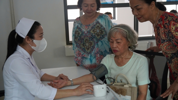 Đội chăm sóc sức khỏe liên tục gắn với địa bàn - Khi trạm y tế "gõ cửa" từng hộ dân