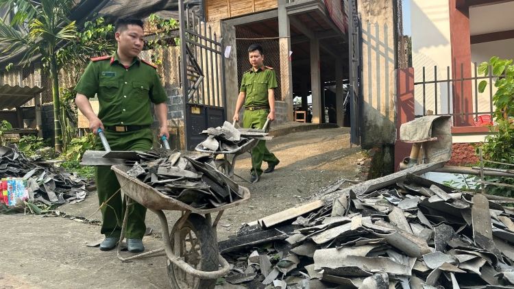 Lào Cai và Phú Thọ huy động các lực lượng sửa chữa nhà cửa cho nhân dân sau dông lốc