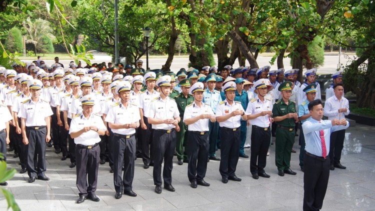 Trang nghiêm Lễ dâng hương chào mừng ngày bầu cử ở Trường Sa