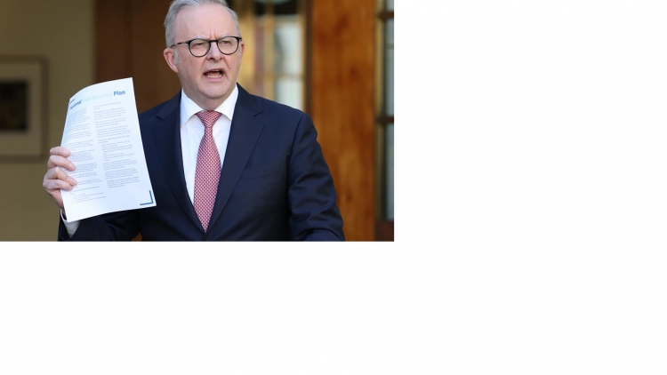 Australia miễn thuế xăng dầu, miễn phí phương tiện công cộng để giảm áp lực với người dân