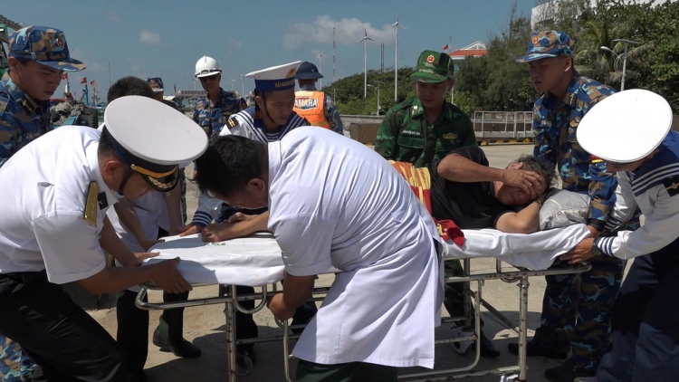 Bệnh xá đảo Trường Sa tiếp nhận, điều trị ngư dân nghi nhồi máu não trên biển