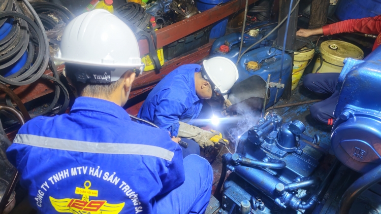Sửa chữa kịp thời tàu cá Phú Yên gặp sự cố tại Trường Sa