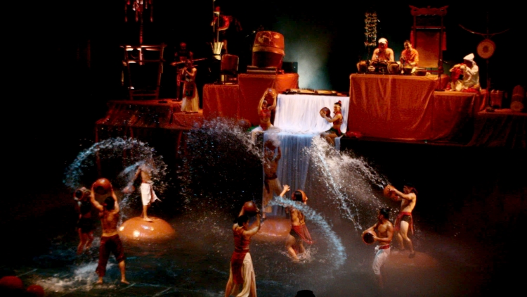 Văn hóa truyền thống trên sân khấu đương đại