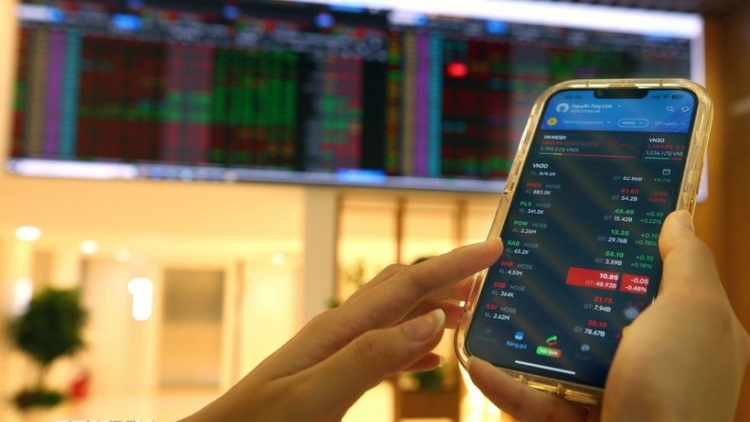 Lực bán gia tăng, VN-Index giảm hơn 115 điểm trong phiên đầu tuần