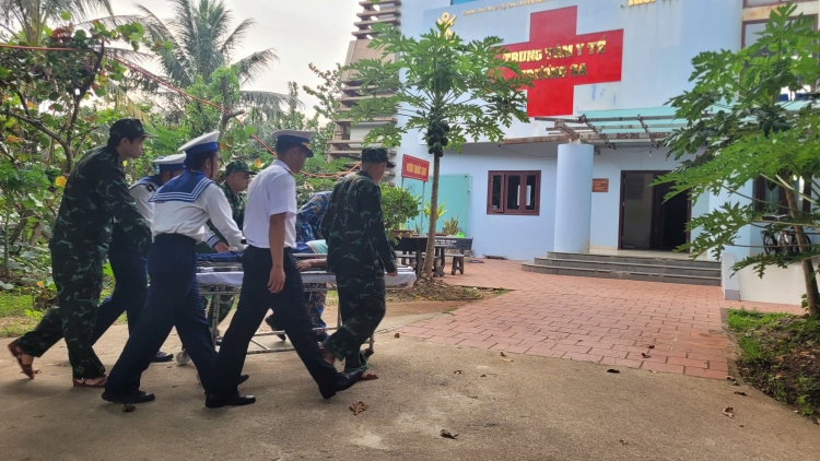 Bệnh xá Trường Sa cấp cứu kịp thời ngư dân nghi đột quỵ trên biển