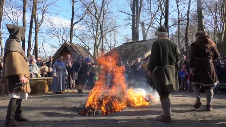 Người Ba Lan đốt hình nộm “Nữ thần mùa đông”, chào đón mùa xuân