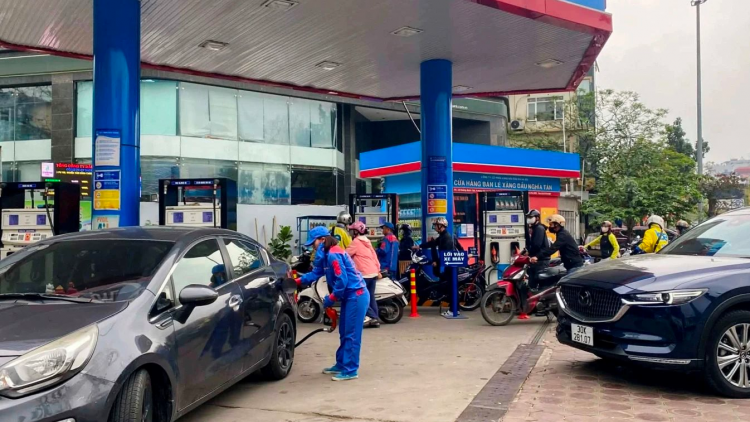 Người dân tìm cách thích ứng khi giá xăng, dầu, gas đồng loạt tăng mạnh