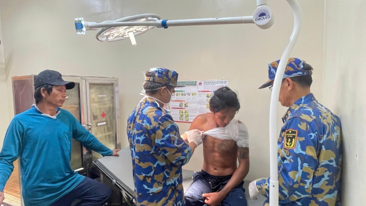 Nhà giàn DK1/10 cấp cứu kịp thời ngư dân bị tai nạn lao động trên biển